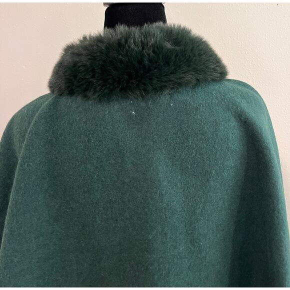 Belle by Kim Gravel One Size Plus Faux Fur Trim Shawl Wrap Green Winter Ruana - Picture 8 of 9
